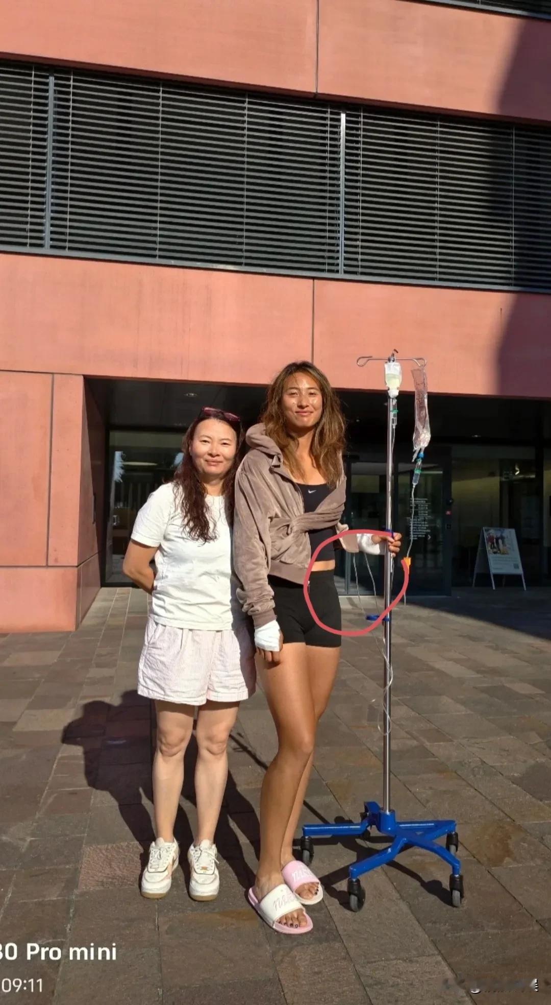 怪不得要防晒，原来晒多了，
真的会显老，
郑钦文和妈妈同框，
不像母女，更像姐妹
