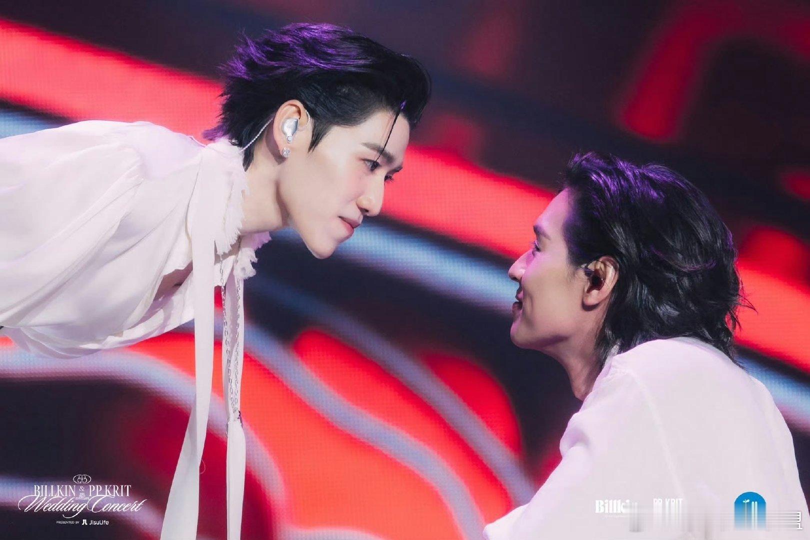 喵娲娲给BKPP送和叶花花玩偶 跨越山海的小美好，喵娲娲带着顶流花叶玩偶奔赴，送