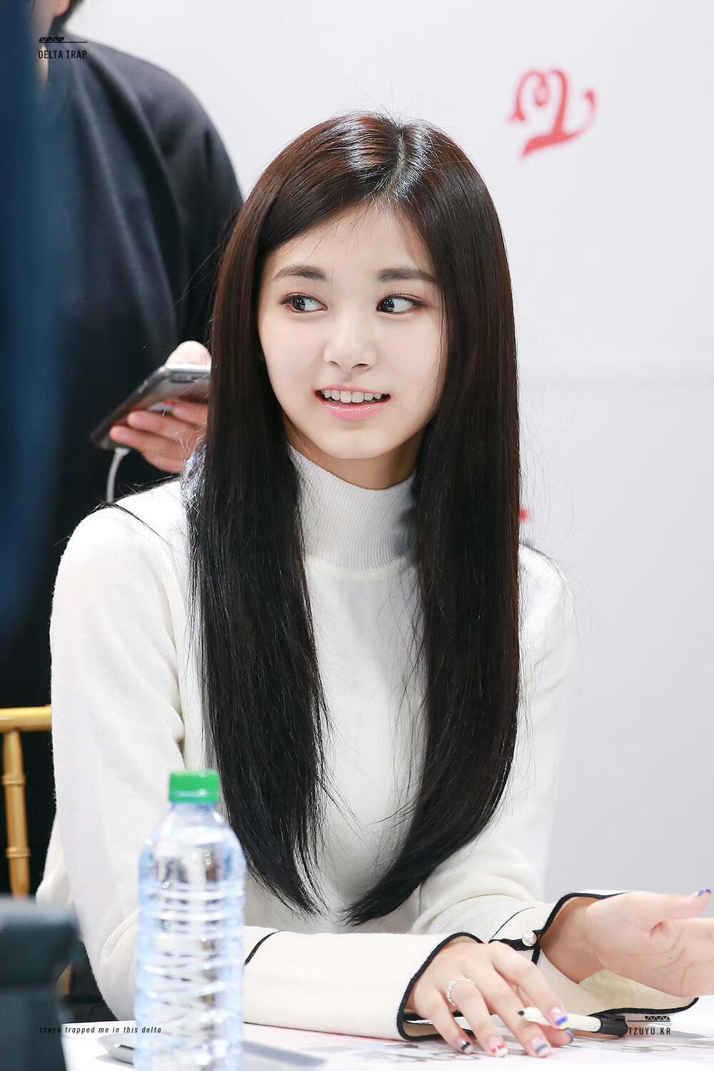 就是幼幼的又劲劲儿的一张脸 早期周子瑜没去演一部狼王女儿这种角色的电影我就觉得好