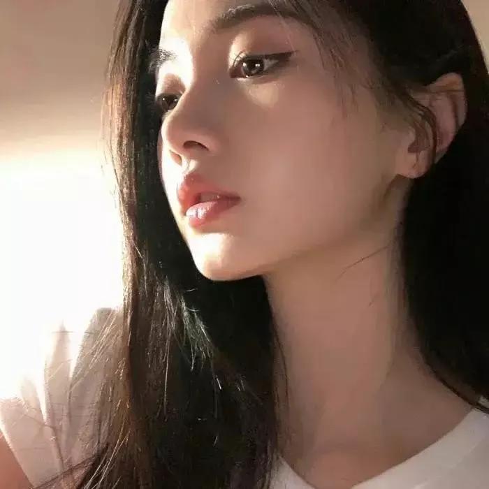 阳光洒在脸庞，温柔地照亮我的一切。明媚阳光感 阳光治愈照 初见曙光的暖光 温柔照