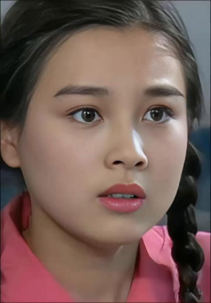 九十年代公认的古典美人，一双大眼又亮又灵，饱满的脸庞圆润耐端详，气质温柔且端庄，