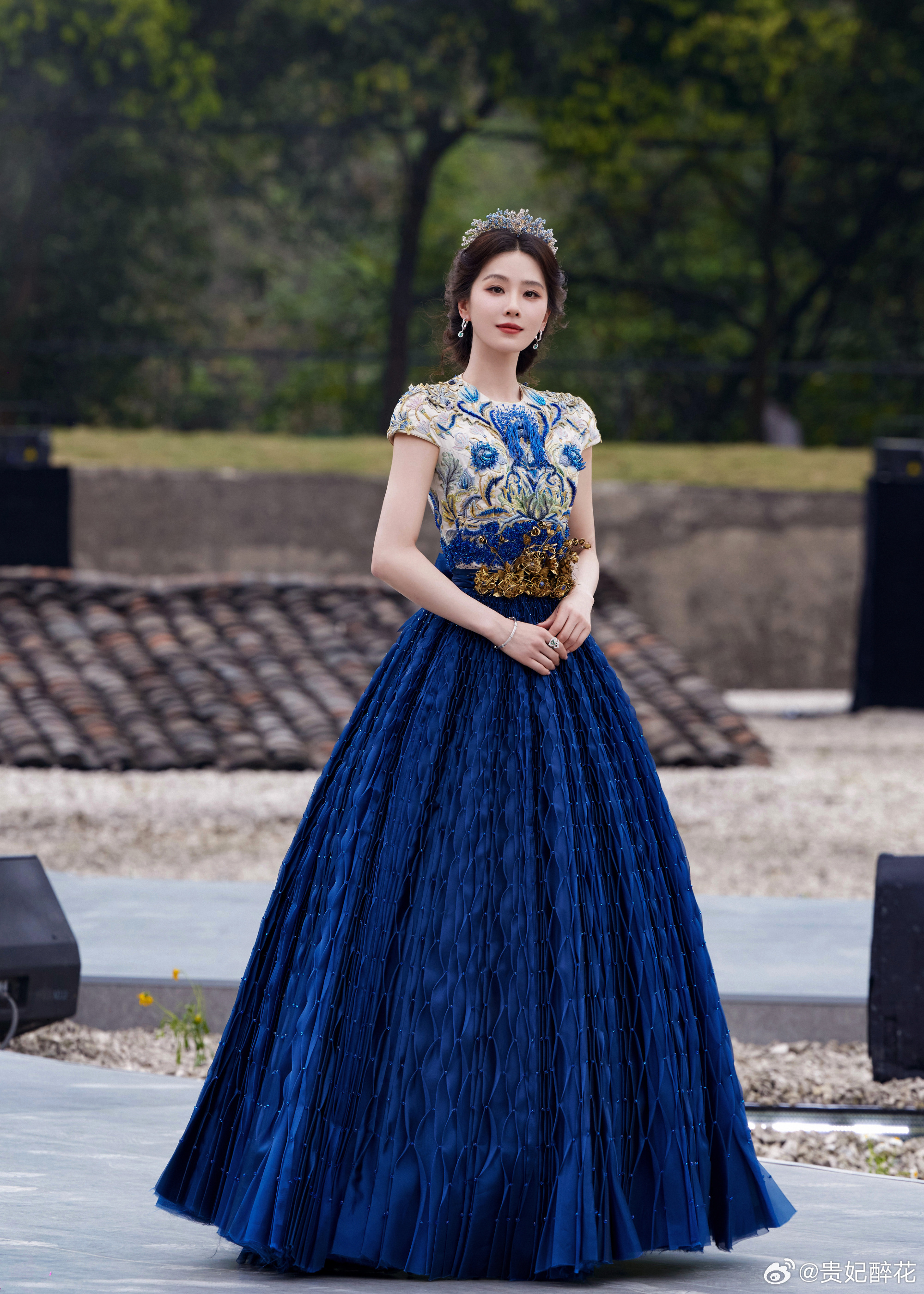 刘诗诗以春日大使出席 RED GALA 的活动，这身宝蓝色刺绣裙装出自于 GUO