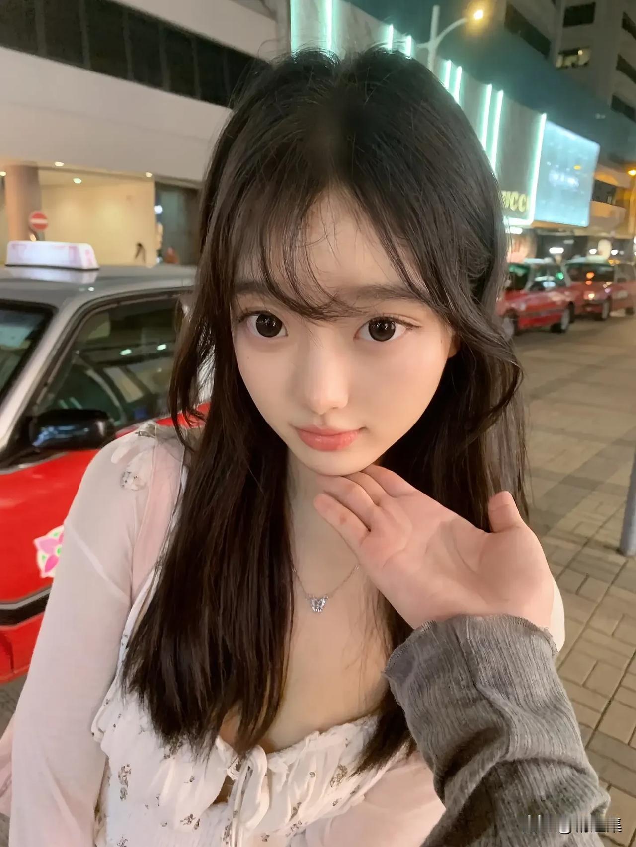 月色如水，美人如画。