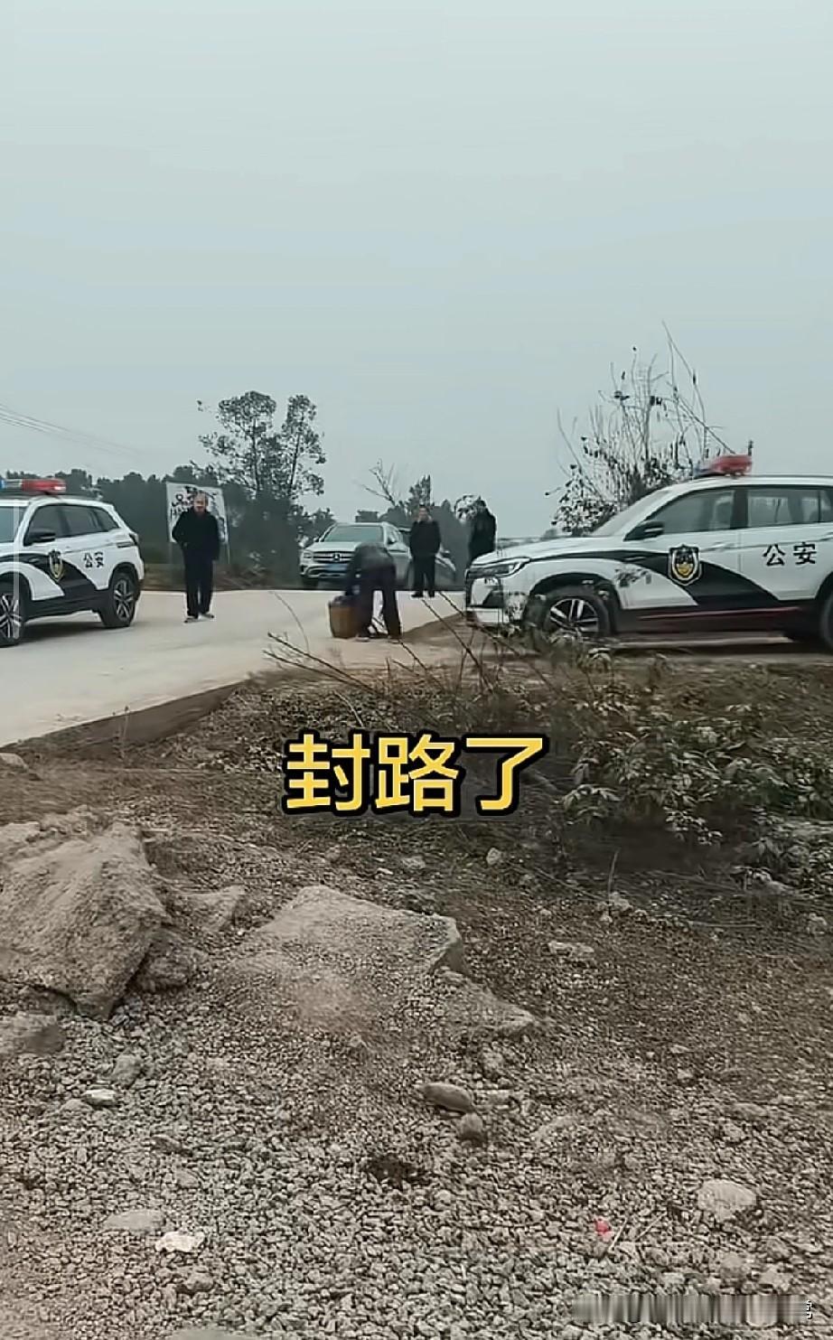 呆呆妹回家阵仗堪比明星！封路清场还拉警戒线，刨猪汤变“大场面”
 
刷到呆呆妹回