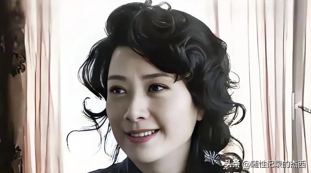 看她清新美丽，骨子里带着的美，让人一见倾心，颜值高，演技也是一流的。她的皮肤嫩滑