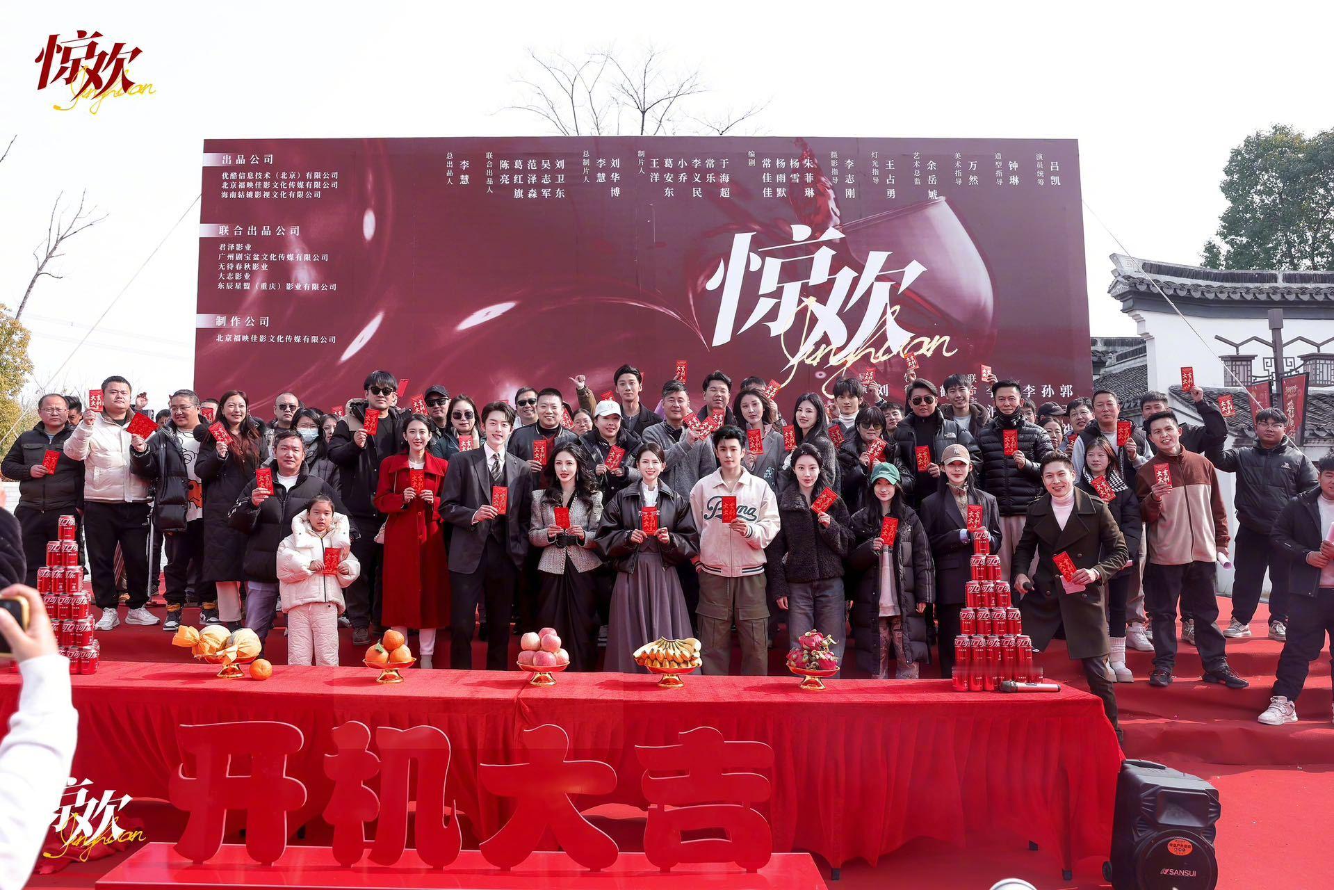 李汶翰高冷型男变散财霸总  新剧《惊欢》开机恰逢年后开工第一天！他直接手提一桶巧