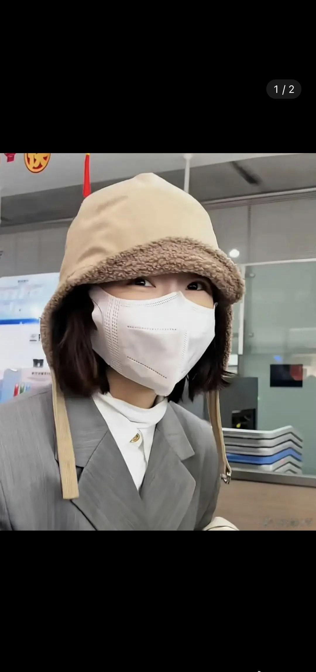 刘昊然周冬雨还没分手吗，看到两个人戴了同款帽子