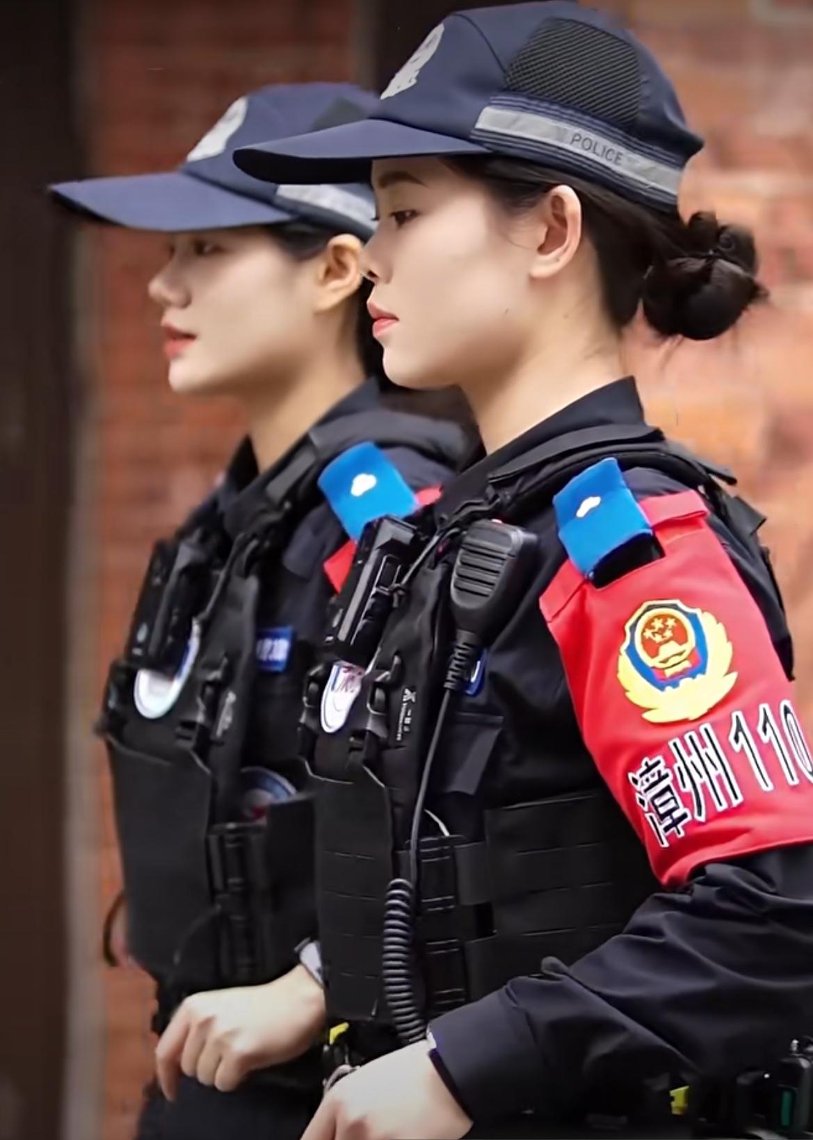 两位正在执勤的七级辅警小姐姐，英姿飒爽！

“漳州110”红袖章分外亮眼。

“