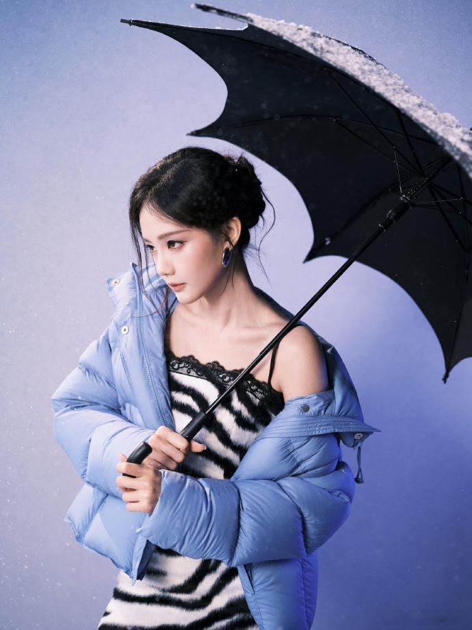 李一桐雪精灵即视感李一桐惊为天人的美貌甜酷风拿捏住，雪地里面一眼惊艳 ​​​