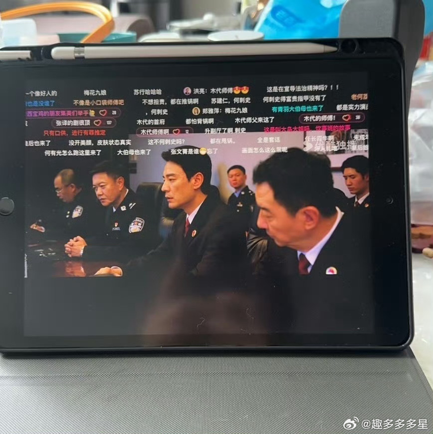 半个车厢都在追以法之名追剧现场变大型安利现场！地铁上看到好几个人都在看，这剧真的