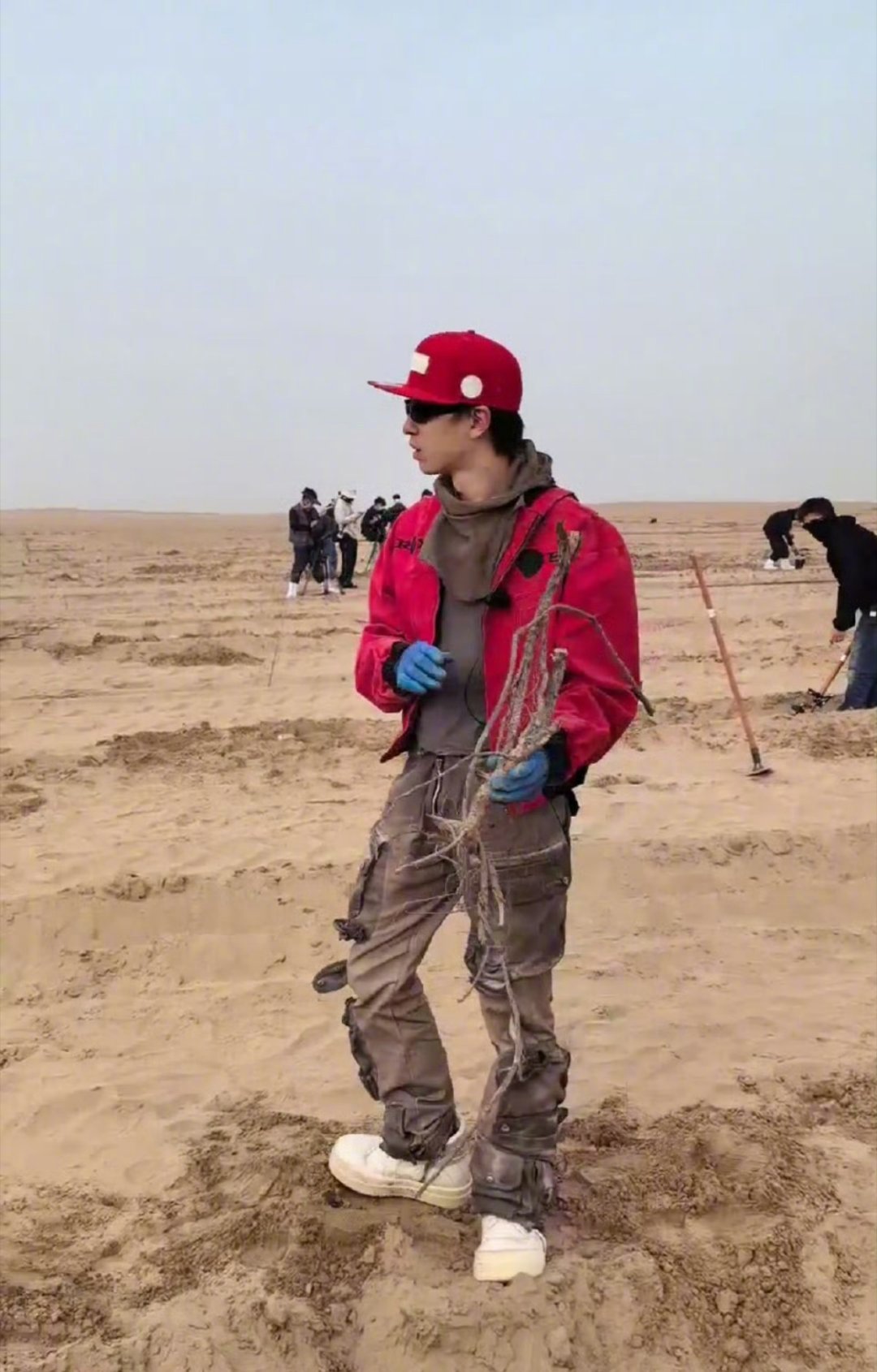 十个勤天要在沙漠种玫瑰酷毙了！十个勤天居然要在沙漠种玫瑰🌹顶着烈日干旱治沙种树