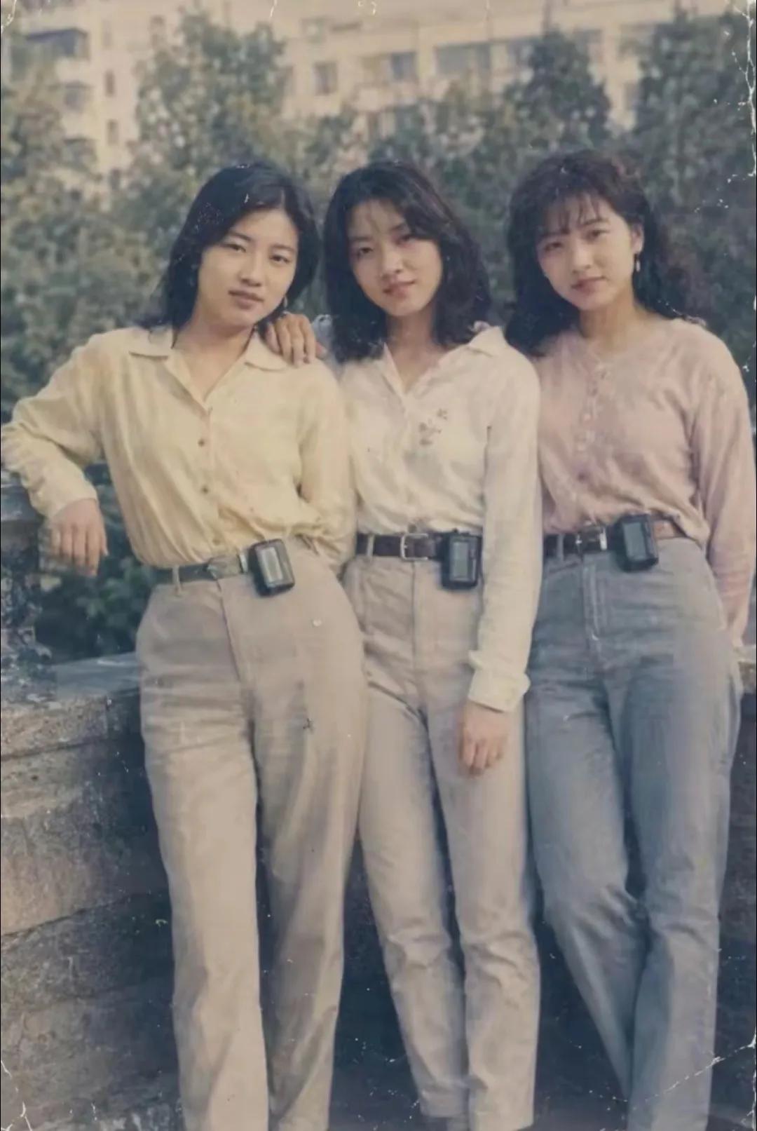 90年代老照片，三位美女穿搭时髦，腰间挂着BB机，这在当时街头回头率绝对百分之百