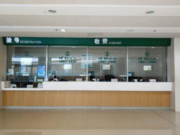 外面排长队
里面刷手机

四川某县人民医院收费窗口发生了一件事，好多患者或者家属