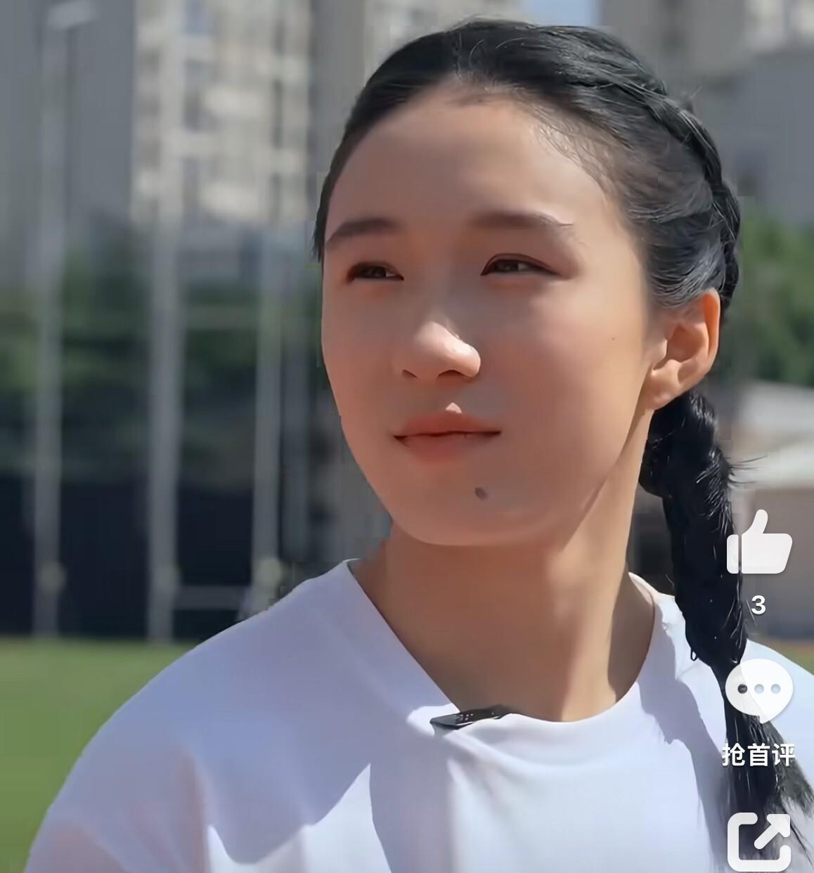 17岁的陈妤颉刚在亚运会拿下三金一银载誉归来，国庆回家第一件事不是庆祝，而是陪父