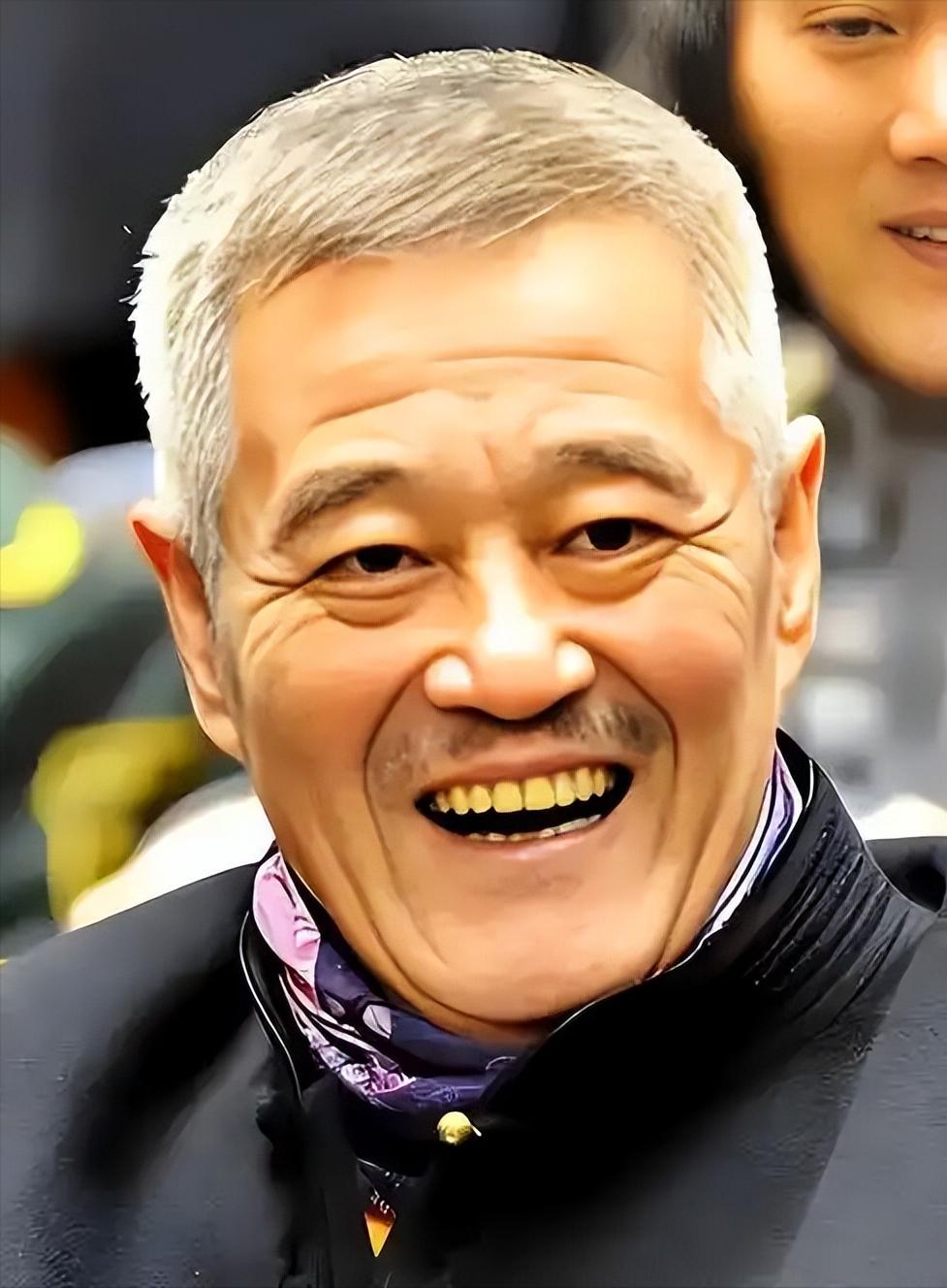 2009年，赵本山脑动脉瘤破裂，出院后，他把手头积蓄凑到一起，共13个亿，于是一