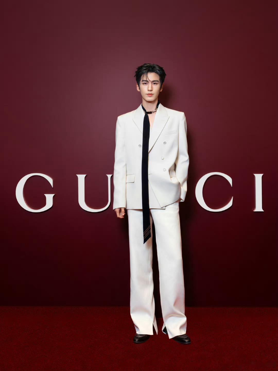 宋威龙和张凌赫不算竞品吗？GUCCI怎么把他两搜索到一起了 ​​​