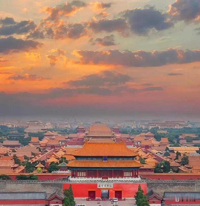 明代宫廷举办各种大典时，有不少闲人愿意花钱付押金买通御林军，然后穿上人家的装备，