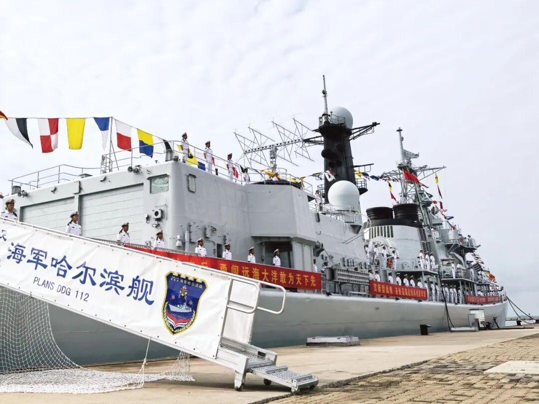 8月28日，青岛某军港，八一军旗从112舰桅杆缓缓降下，舷号112、舰名“哈尔滨