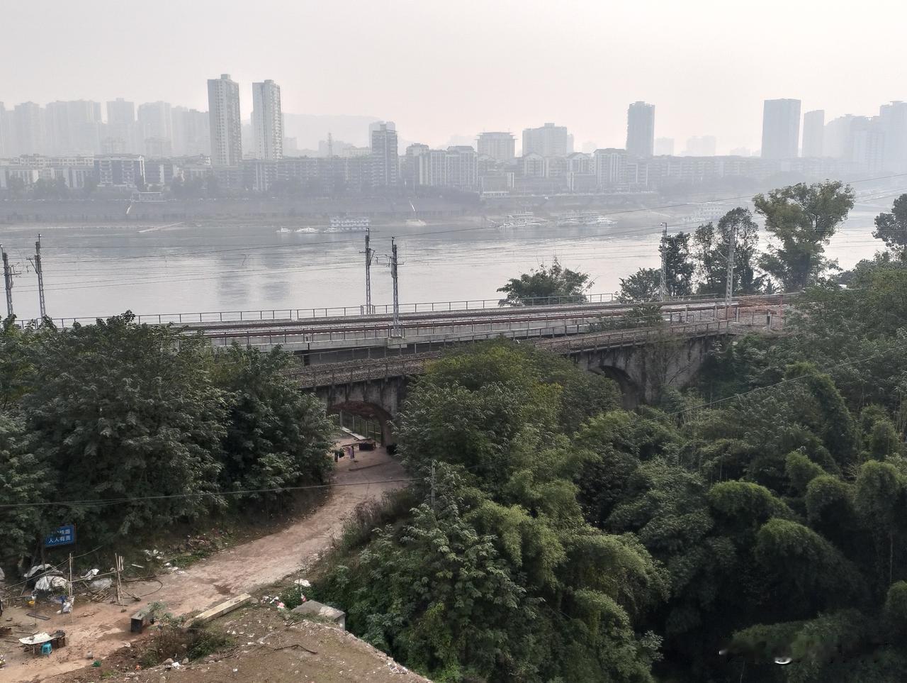 成渝铁路江津到重庆段进行复线改造，并且将来在这段开行市郊列车，一些区段截弯取直，