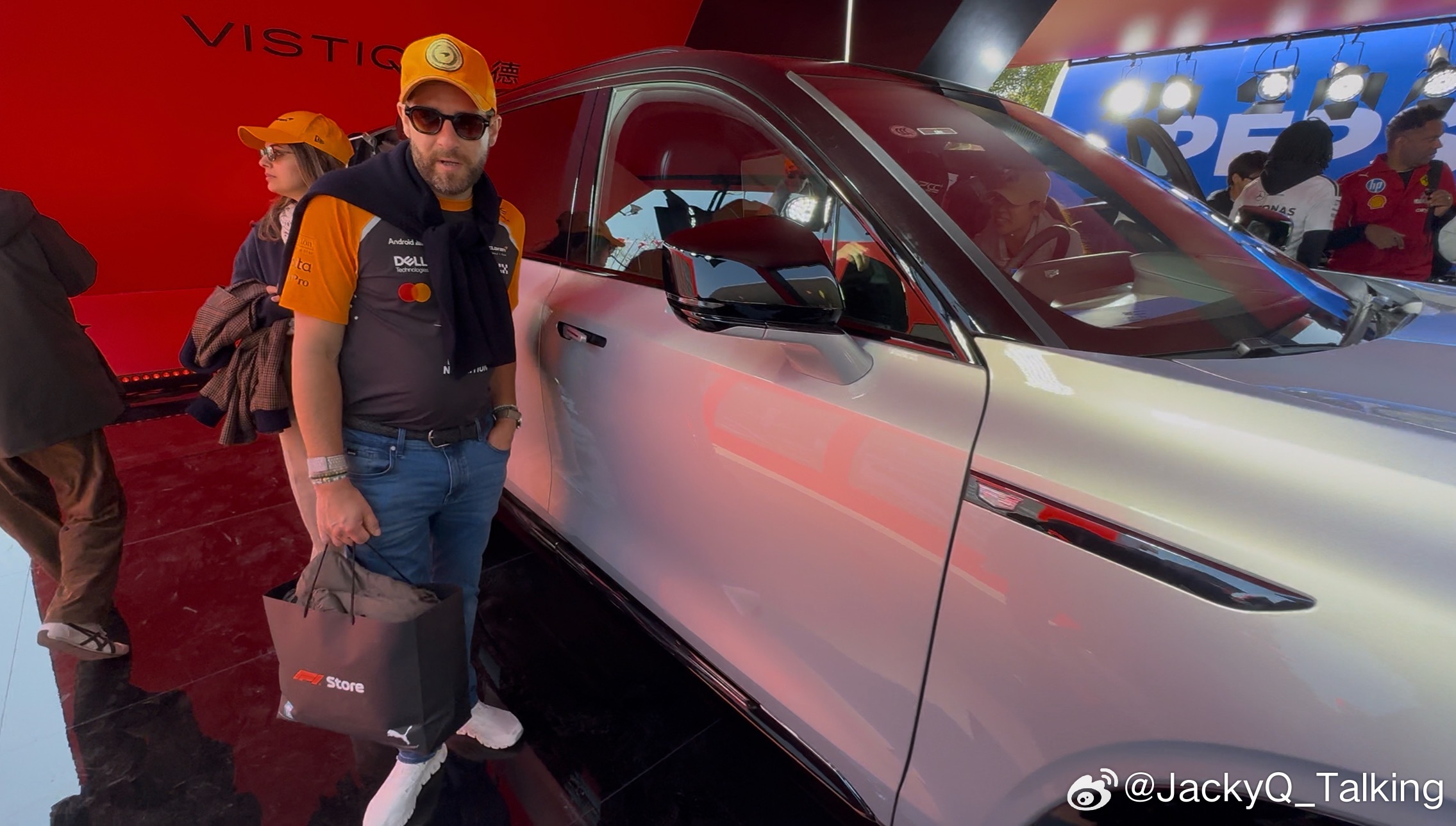 来到F1赛场，感受朝蓬勃的生命力与热情。刚进场地，就看到凯迪拉克新发布的凯威德作