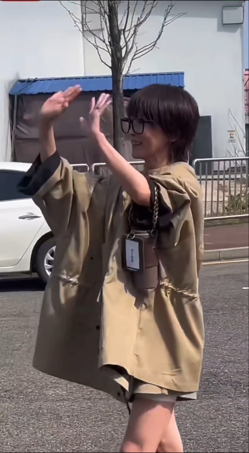 谢楠发芒果跳刀马谢楠乘风2026下班超宠粉，手提芒果暖心派发，还即兴跳起刀马旦舞