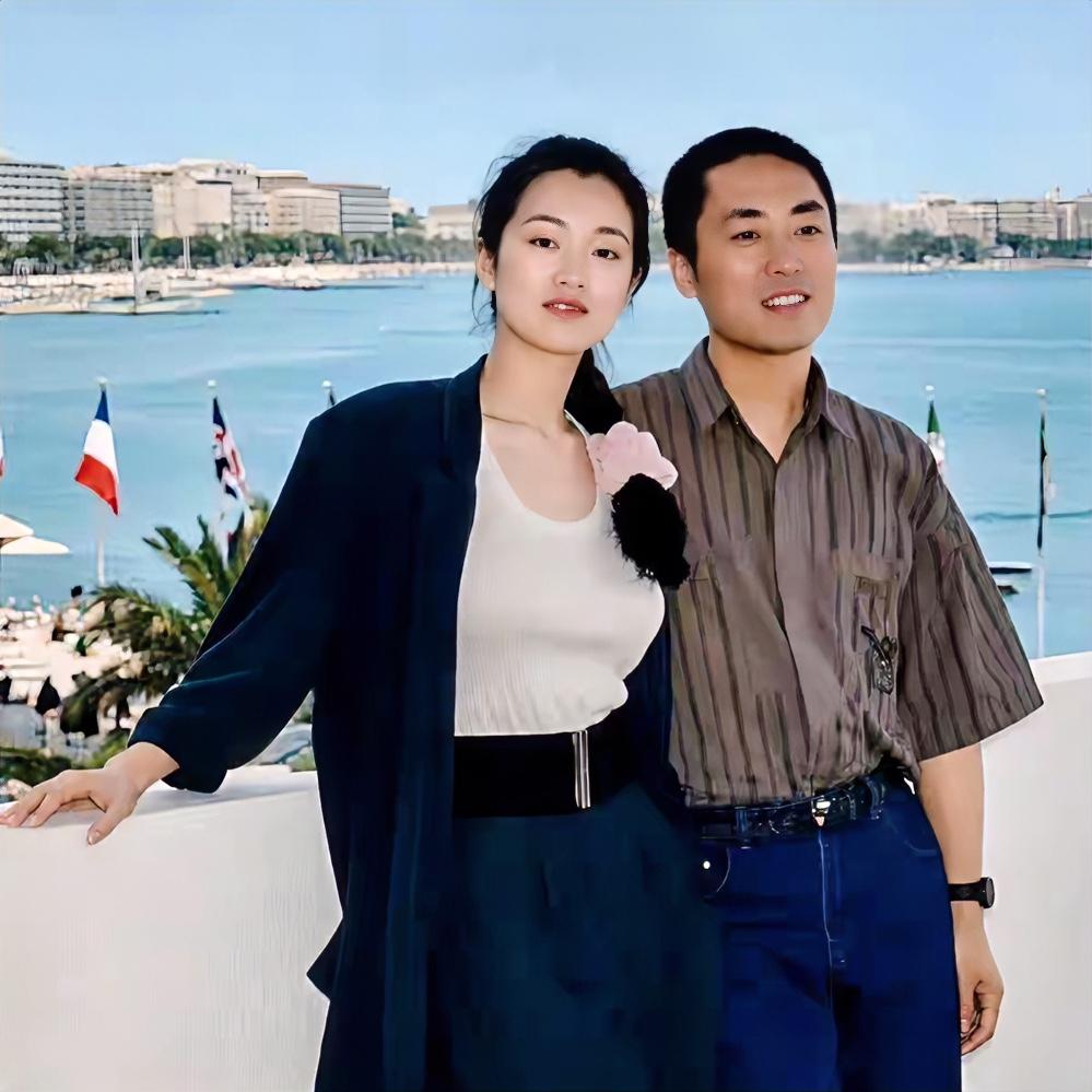 刷到这张照片，总觉得很遗憾。网传这张相片拍摄于1992年戛纳电影节。彼时四十岁的