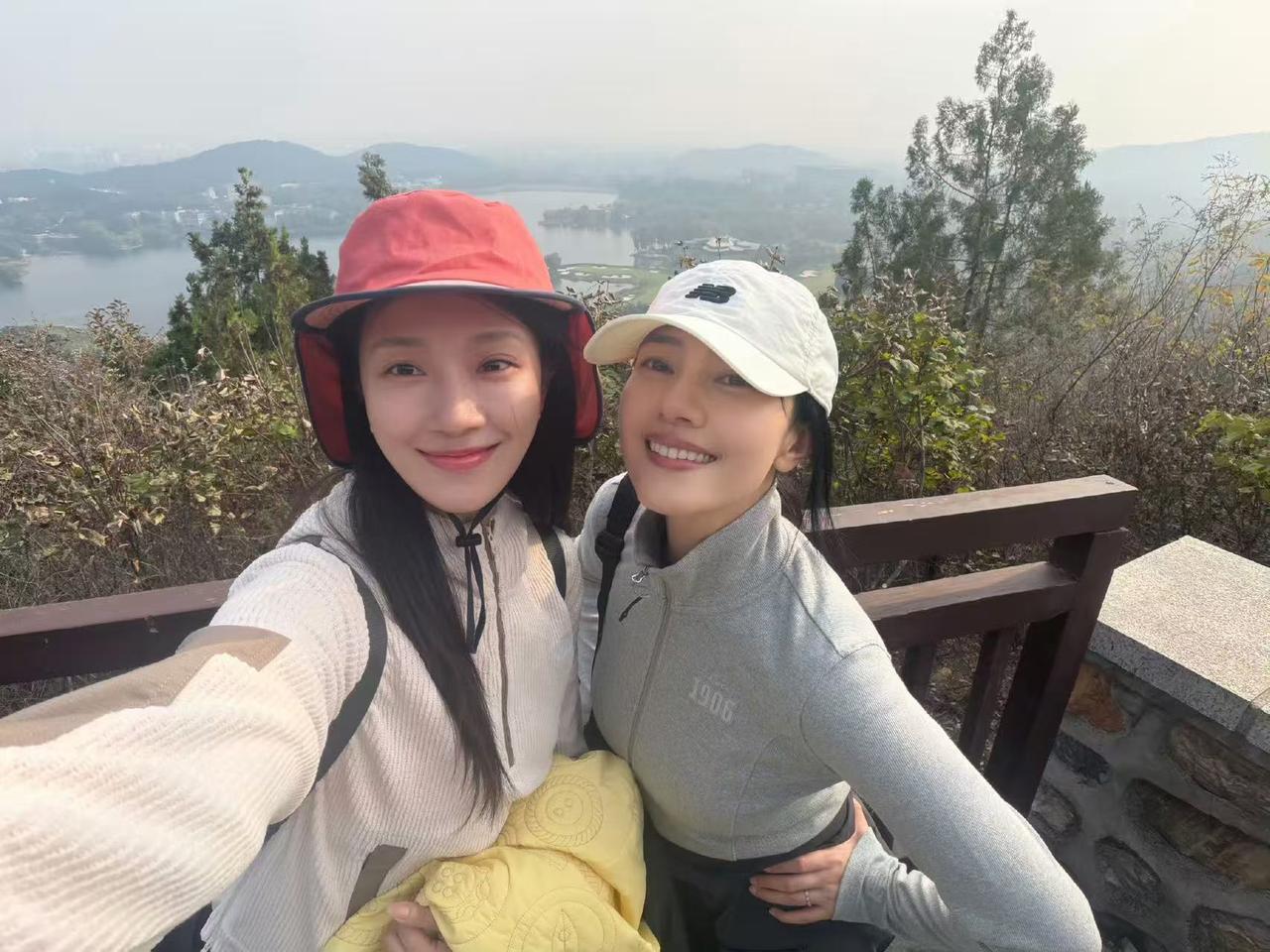 10月25号，菅韧姿和高圆圆一起秋游！

够佩服这两位美女了，个人照全部用的是动