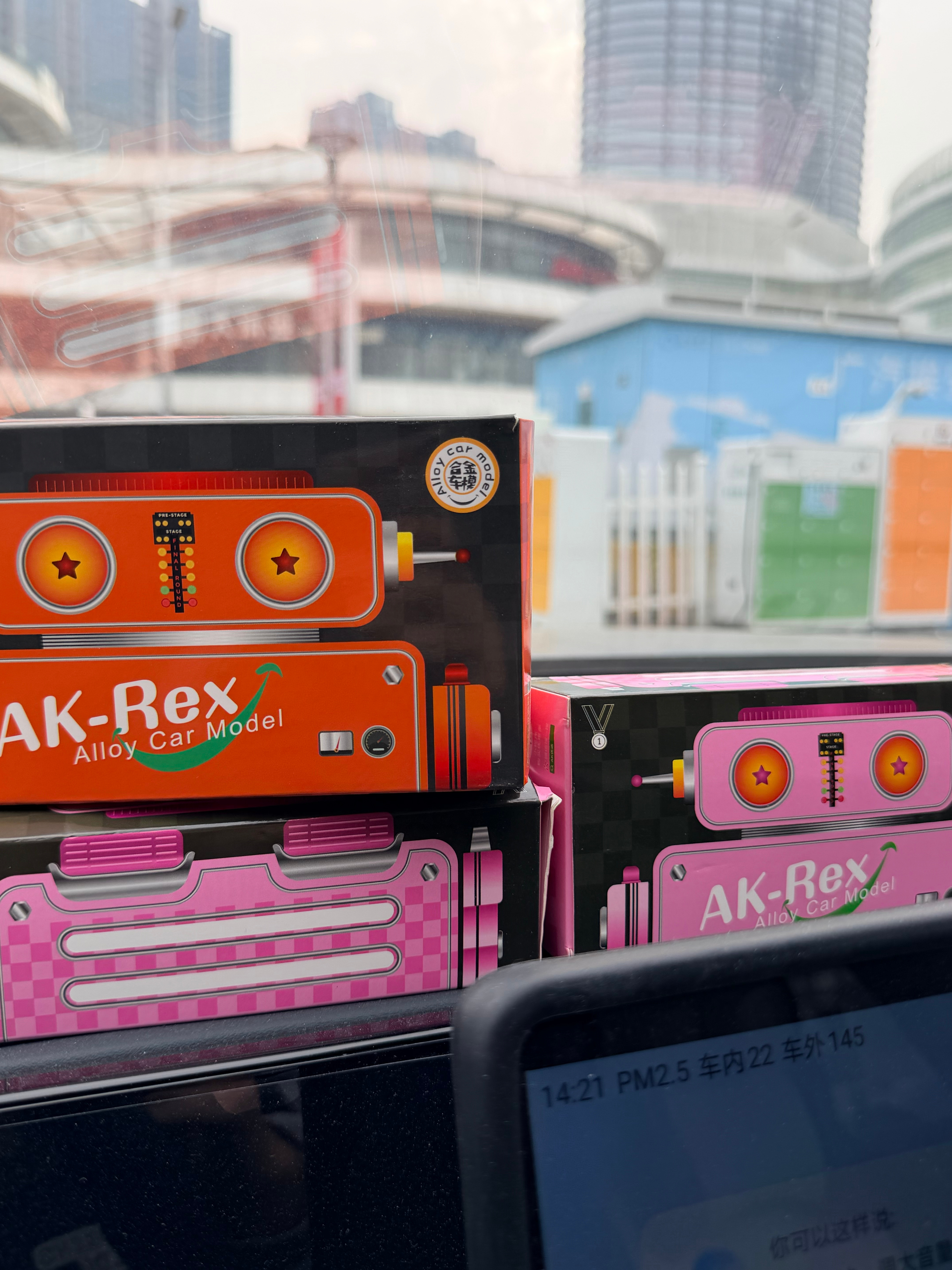 不要在车里放小玩偶了 开车真的别在车里放小玩偶，哪怕再可爱也不行！急刹或碰撞时，