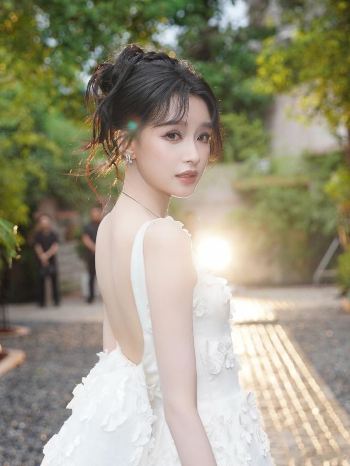 孙怡林间白裙孙怡美背 孙怡林间白裙，真的是觉得太美，姐姐的美背真的是太漂亮了吧，