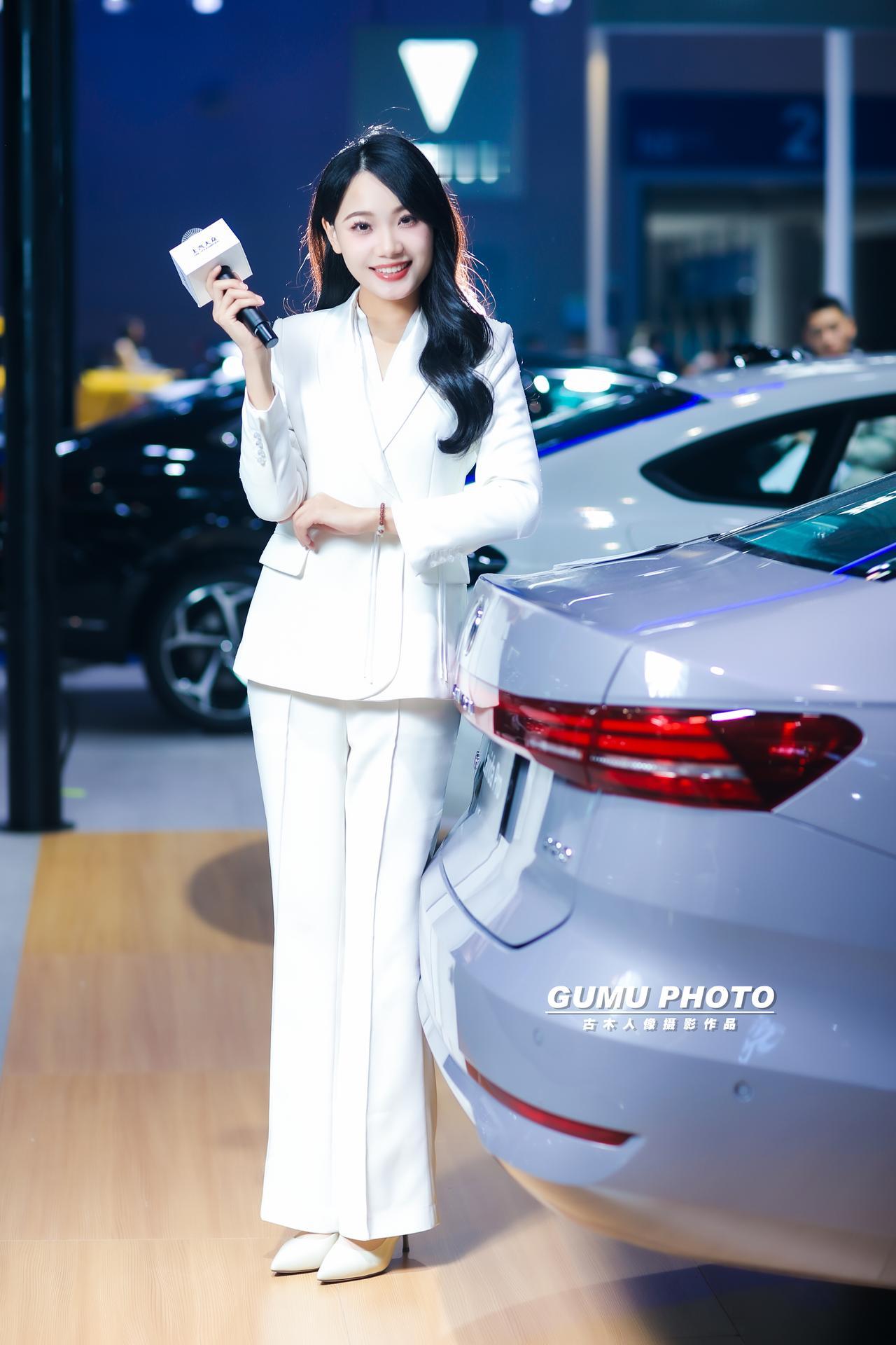 2025重庆汽车消费节上汽大众展台主持小姐姐