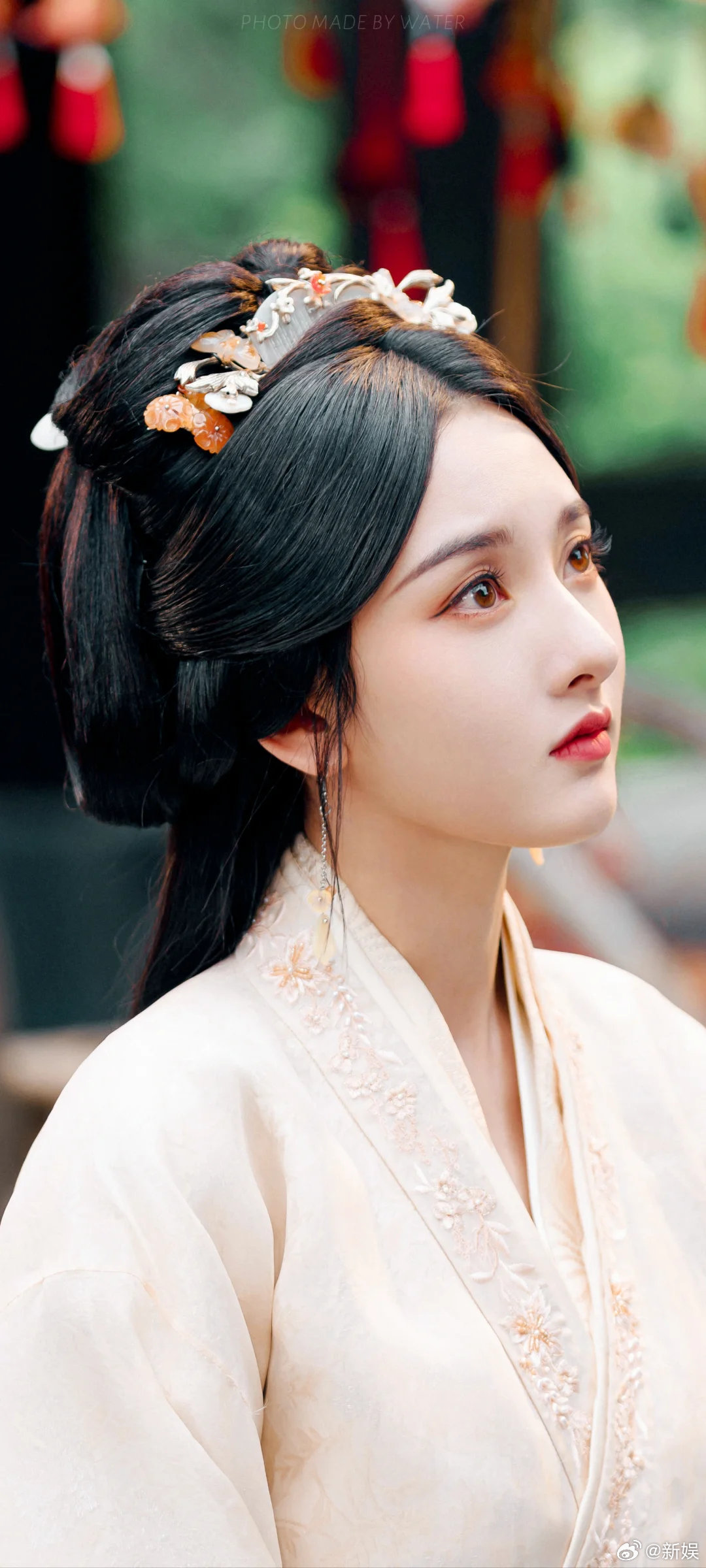 丁禹兮宋祖儿请司宫令剧组喝奶茶丁禹兮宋祖儿请客《司宫令》今天开机，丁禹兮和宋祖儿