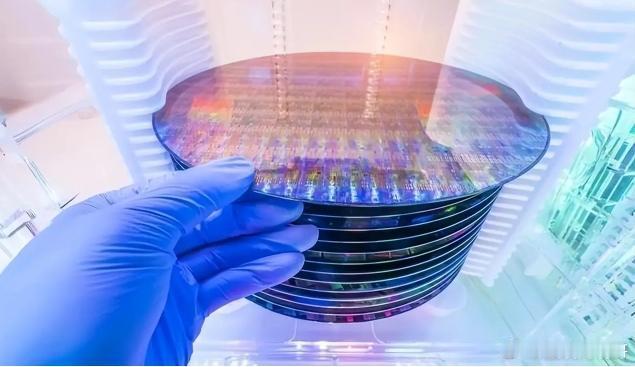 “光刻机没有一个国家可以做得到，美国都造不出，中国根本做不到！”“中国永远都造不