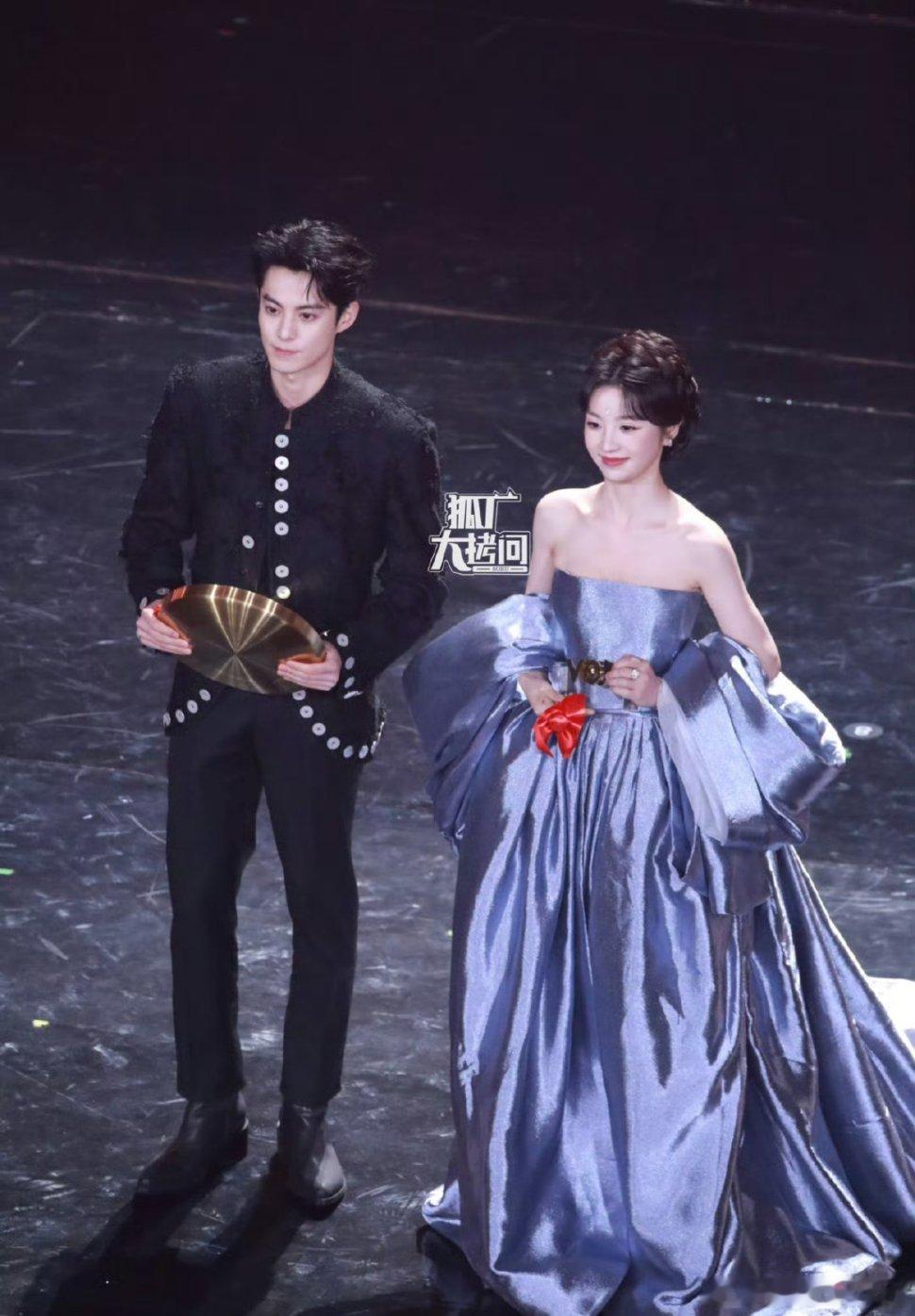 #王鹤棣田曦薇牵手走秀#帅哥美女一起走我真的眼睛友好，她们俩就是啥也不干站在那我