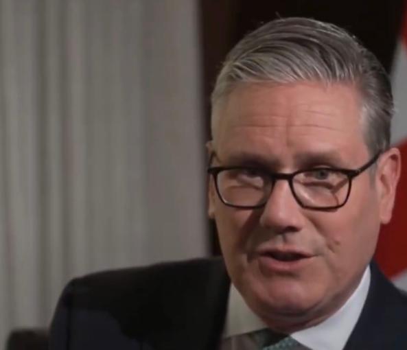 英国首相斯塔默公开硬刚特朗普，特朗普对欧洲国家发出最后通牒，要求他们派遣军舰前往