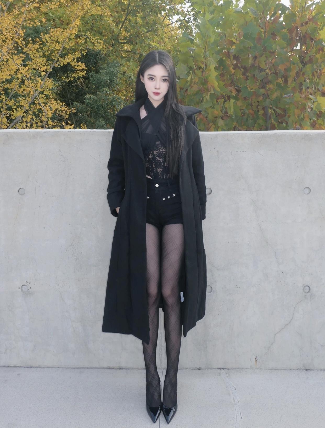 每日搭配分享·时尚穿搭秋风起，黑衣美人立。