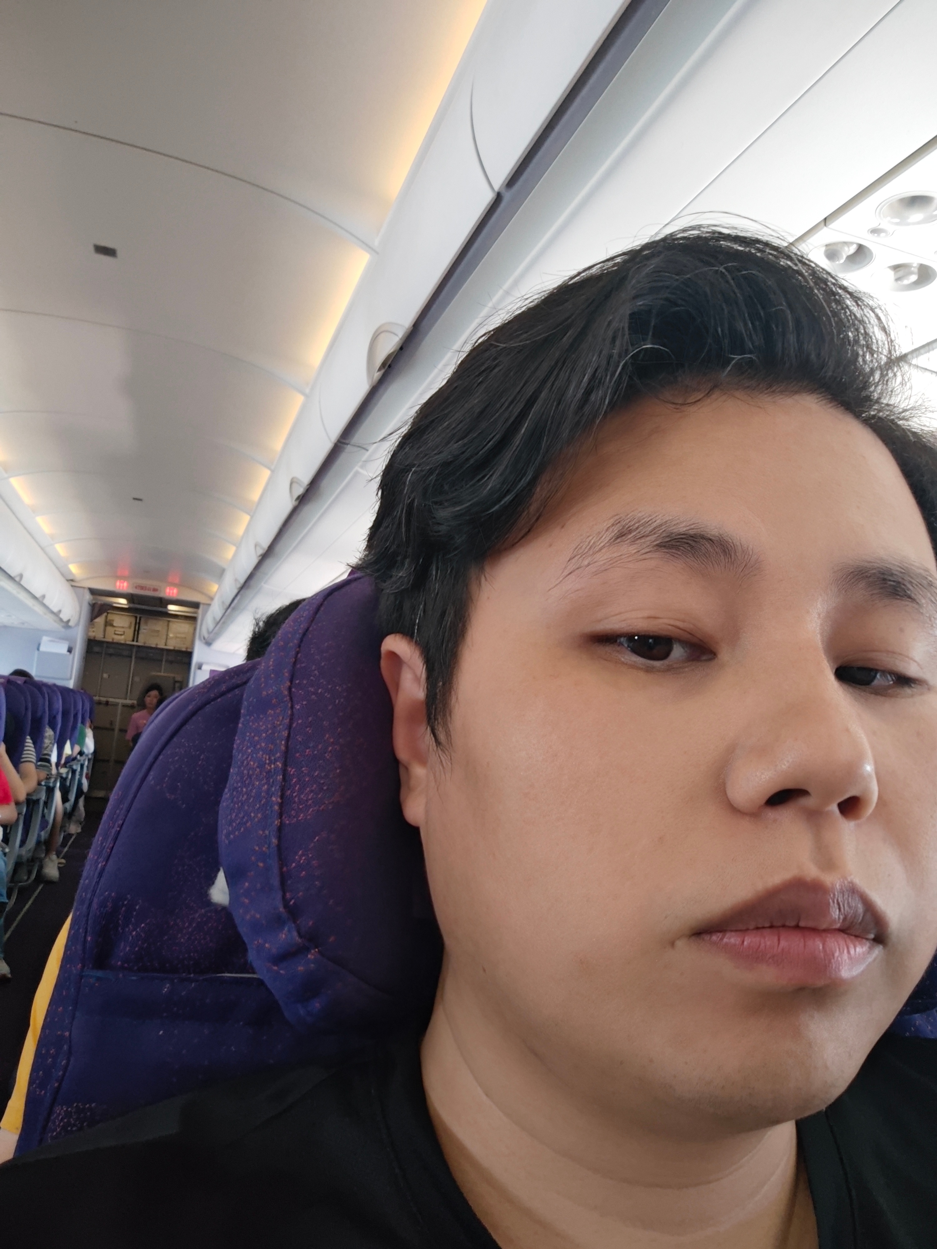 吉祥航空的座椅有一点好就是这个头枕，它两侧是可以掰起来的这样在睡觉的时候，脑袋就