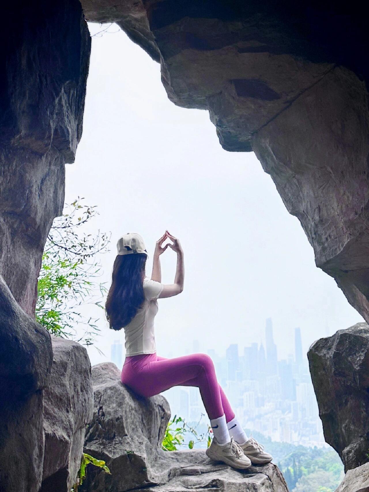 姐妹们，谁懂啊！本以为今天是去山里当灵气瑜伽仙女，结果直接变成荒野求生特种兵！这