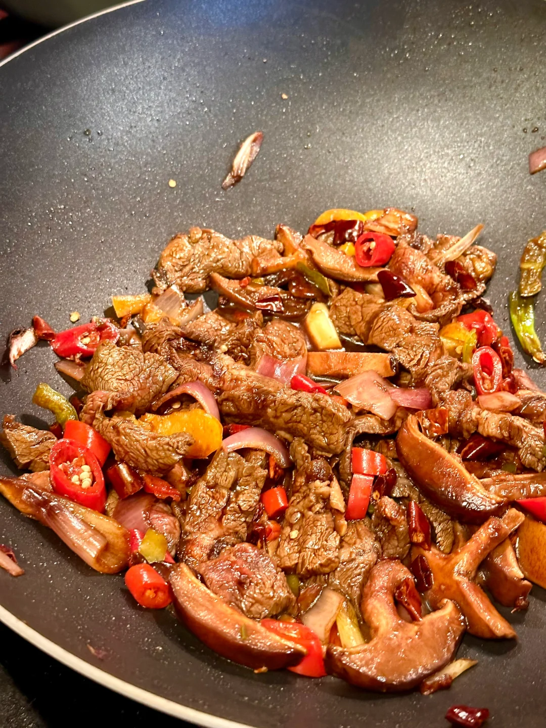 用中式爆炒来做牛排🥩前所未有的香辣过瘾🔥