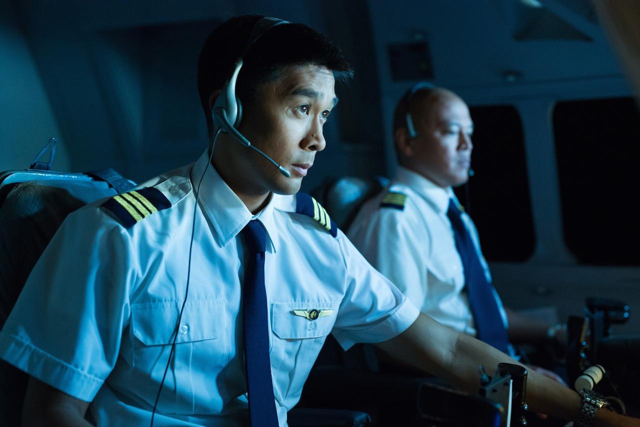 迪拜航空驾驶舱爆喋血案一度急坠，乘客忆出手相助惊险一幕。
一架飞往以色列的班机惊
