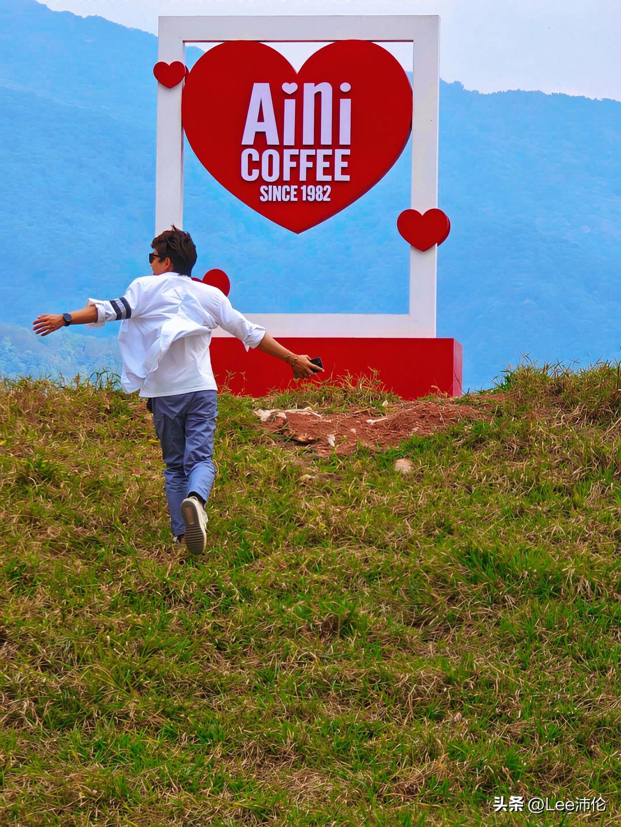 住进一家藏在云南山里的酒店
直接把日子过成了诗✨
	
晨起推开窗
是漫山的雾气和
