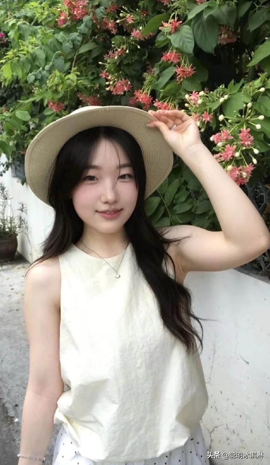 夏日清新穿搭，草帽与白裙的完美搭配