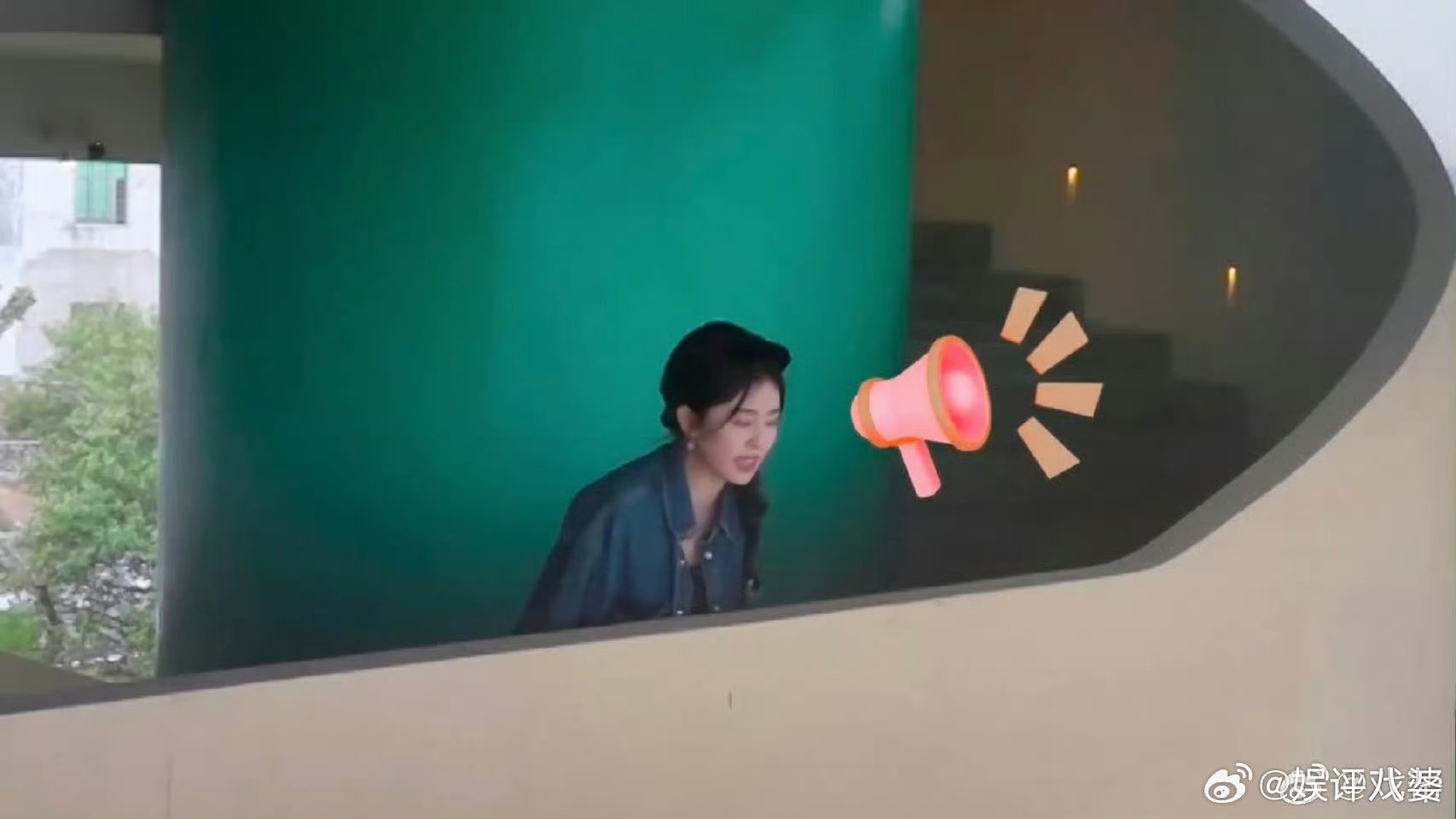 秦岚白鹿无效沟通秦岚和白鹿沟通起来状况多多，白鹿大嗓门，秦岚喊不响，这反差感绝了