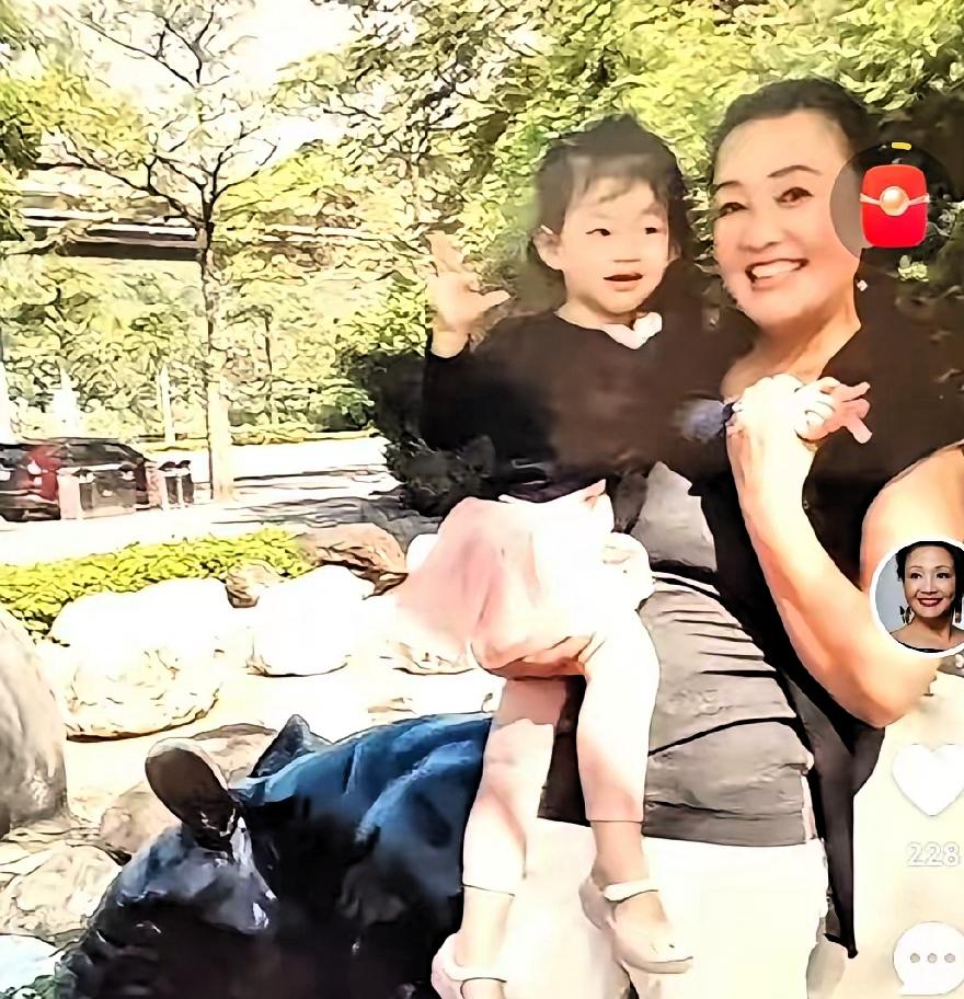 岁月最温柔的痕迹，都藏在旧照片里！张兰罕见晒出小玥儿与小霖霖的童年老照片，青涩稚