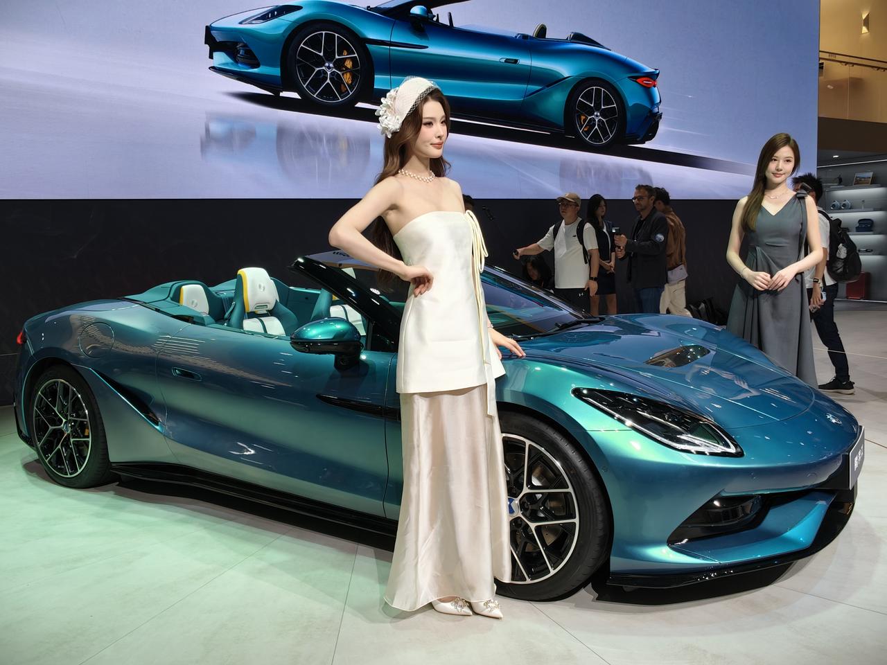 今天在北京车展，全球首款智能电动超跑——腾势Z首度亮相，即获得了现场和线上的广泛