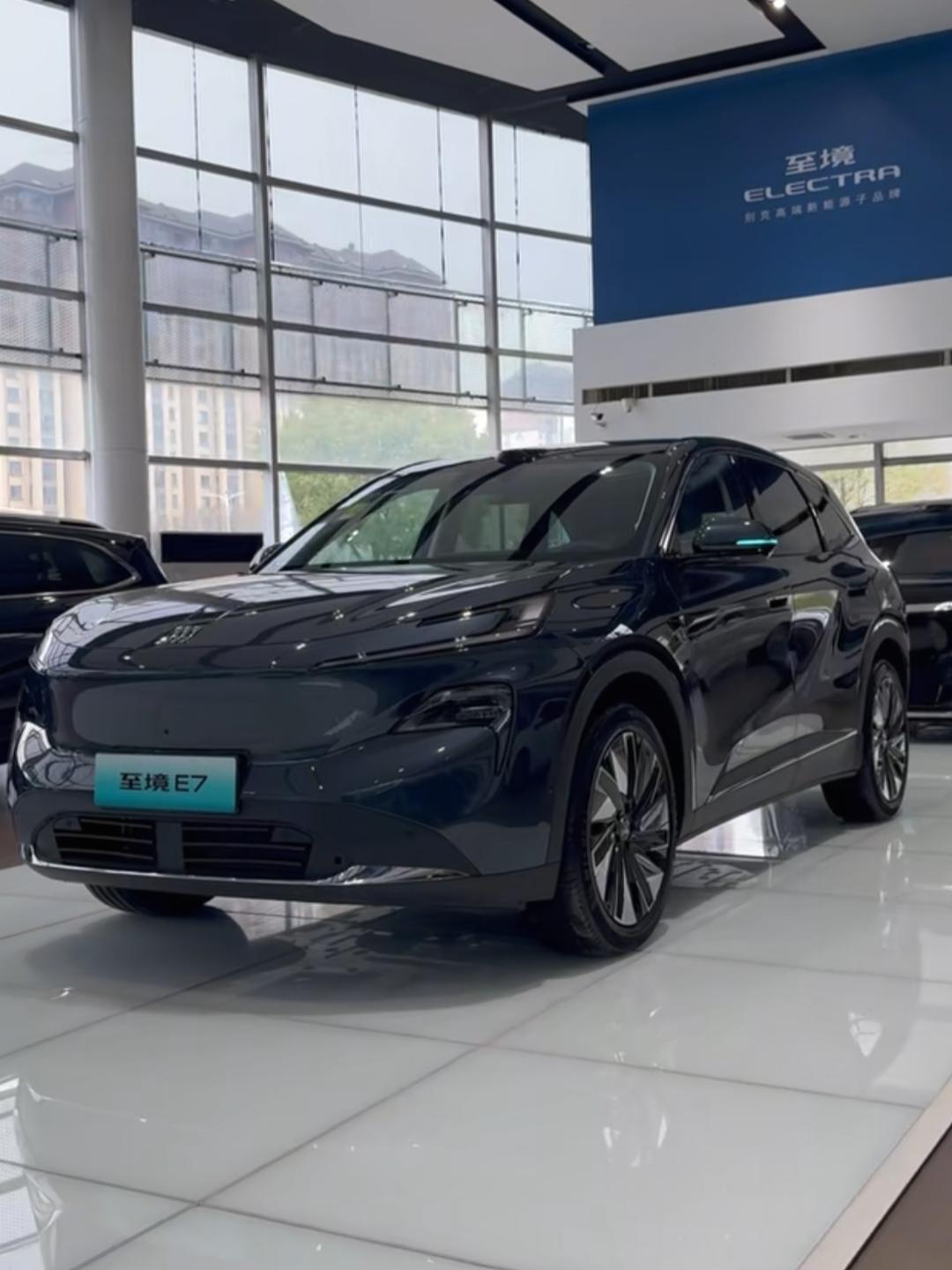 别克至境E7这台车第一眼说实话我以为是丰田的车。C型的大灯不太像别克的家族化设计