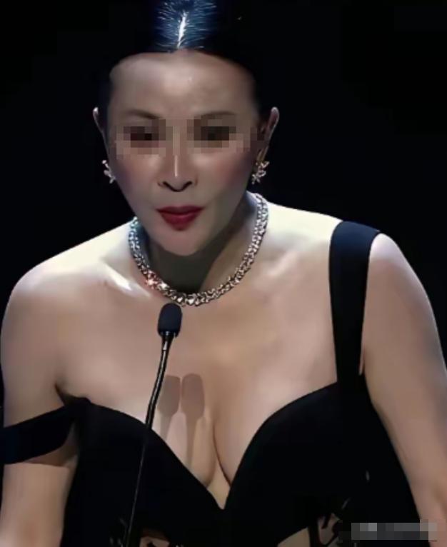 有个很奇怪的事情
女人的胸部是隐私部位，陌生人看不得，更摸不得，那不是应该好好的