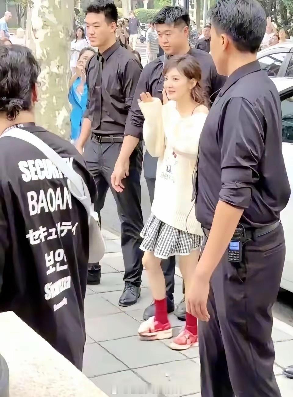 万万没有想到，女神现实中居然那么小只，就像个邻家小女生一样，白瞎我看了十几年电视