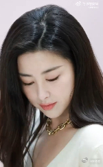 顶光下的朱珠 朱珠真的是老天爷赏饭吃！看她的顶光生图直接被惊到，眉骨高挺到能给面