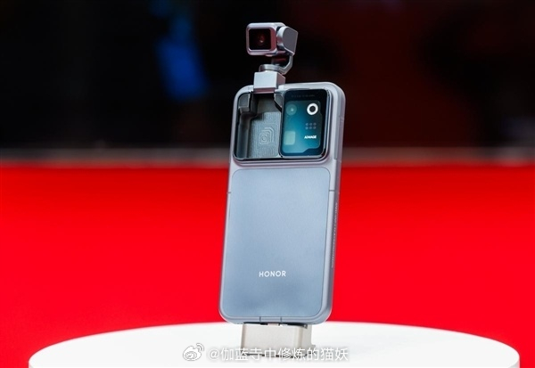 把机械云台塞进轻薄手机，技术难度不小。荣耀 Robot Phone选择全结构自研