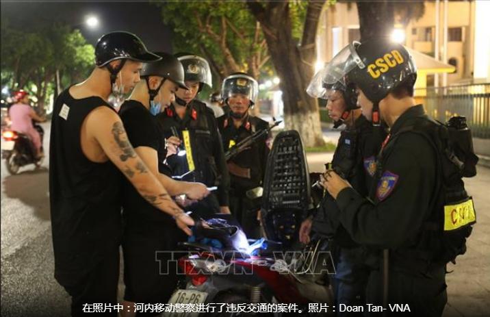 越南交警检察摩托车，一般都会把后背仓底仓都打开看看，搜到不少违禁品